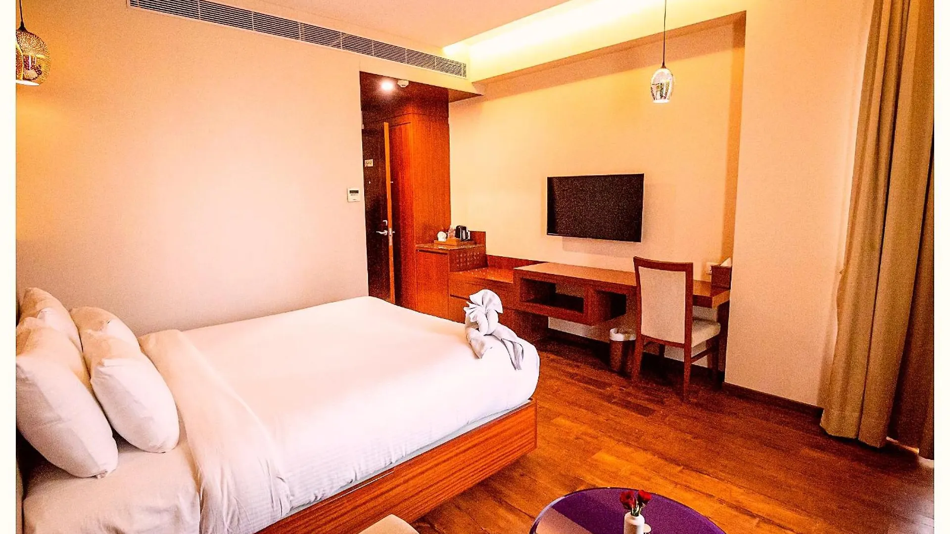 Hotel K K - Residency Premum Near Shree Kashi Vishwanath Temple - A Top Four Star Hotel In Váránasí